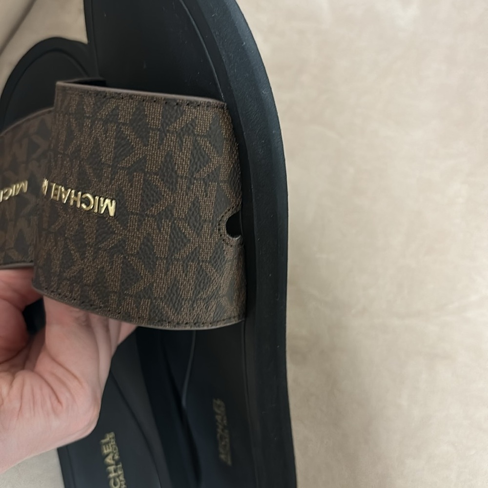 New Michael Kors Monogram Slide -Brown/Blackk with Gold logo-Size 8M - Picture 7 of 9